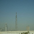 低空沙塵漫漫的杜拜塔(Burj Dubai)