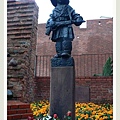 這是紀念二次大戰保家衛國小孩子的雕像
