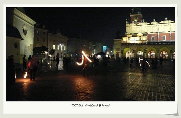 舊城廣場中央表演火舞的街頭藝人