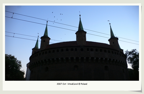 拱型城門有七個尖塔和130射擊孔
