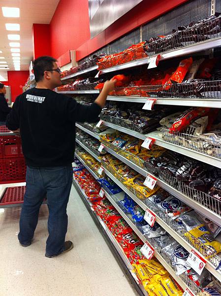 美國超市裡賣好多巧克力!! 滿滿一整排都是~