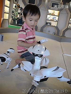 76  2010.05.31 關渡淡水行 機器人