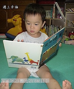 07酷比剪髮後 看 我的蠟筆.jpg