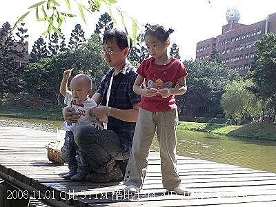 22中央大學餵魚.jpg