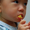 酷比愛吃鳳梨.jpg