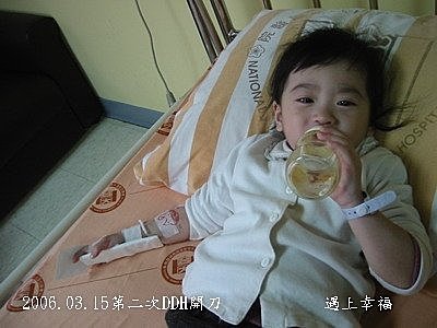 因為打針哭紅了雙眼,這小鬼總是讓我不捨.jpg
