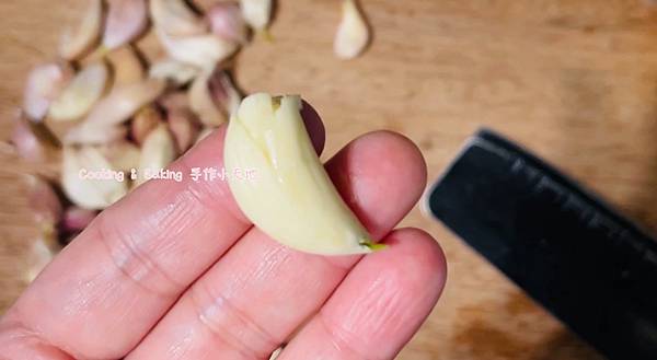 辣椒醬「蒜香味十足，拌麵拌飯都很香」