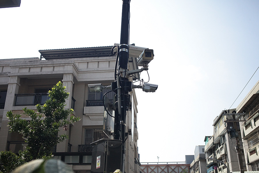 台糖一街 不愧是屏東豪宅地段呢!  路口一大堆的監視器