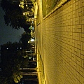 化學系館前道路的夜景