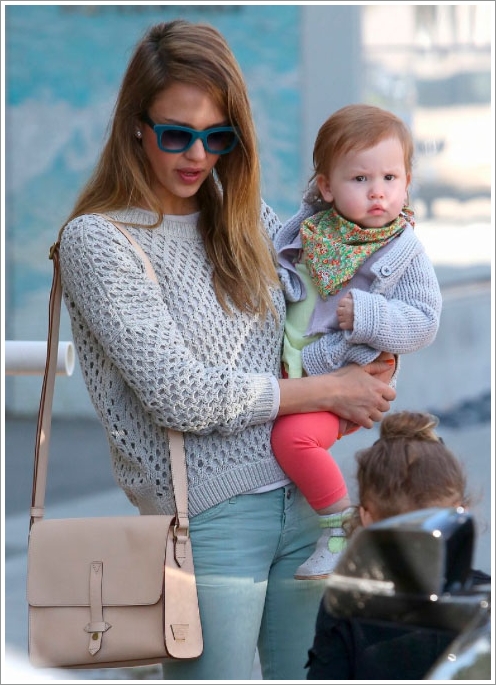 Jessica-Alba-Style-Gryson-IIIBeCa-Duane-Street-Messenger-Bag