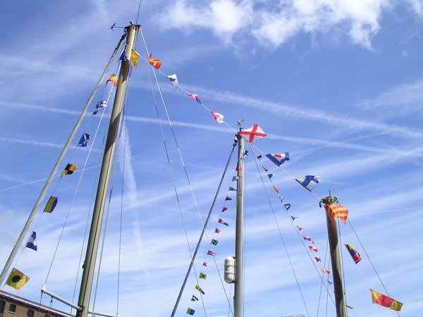 船上面飄的各國旗子