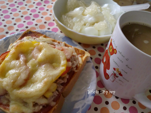 豐盛的早餐~火腿鮪魚紅黃椒焗烤土司+白柚優格+咖啡