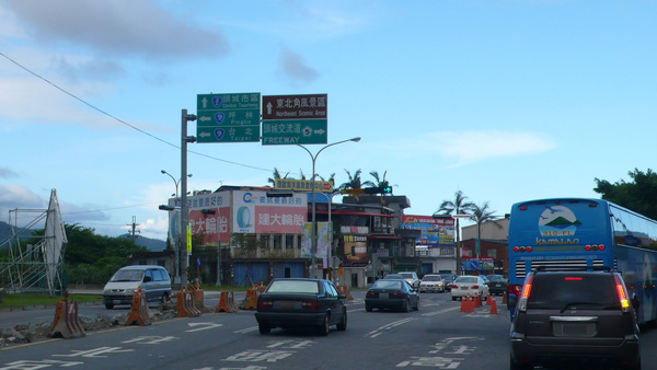 往左是北宜公路，直行是北海岸公路，往右則是頭城交流道