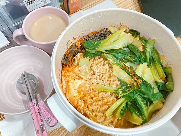【隨手記錄－簡單料理】泡菜拉麵加料+豆漿紅茶當晚餐