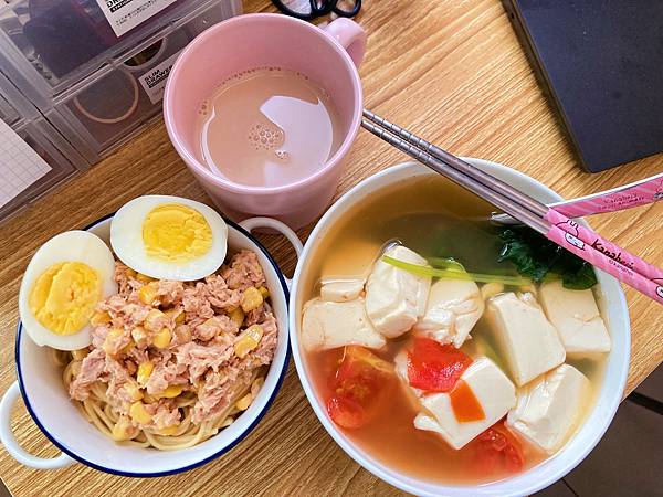 【隨手記錄－簡單料理】鮪魚玉米拌麵+番茄豆腐地瓜葉湯