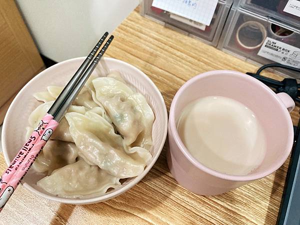 【隨手記錄－簡單料理】電鍋蒸熟水餃+紅茶鮮奶