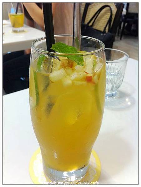 05.DAZZLING cafe_Freshly Brewed Apple Tea 冰釀蜂蜜蘋果茶.jpg