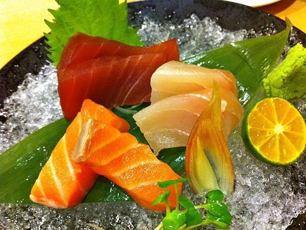02 Rainbow roll sushi