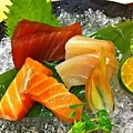 02 Rainbow roll sushi