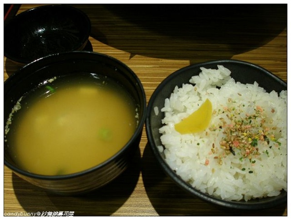 09.紗舞縭壽司屋_白飯及味增湯.JPG