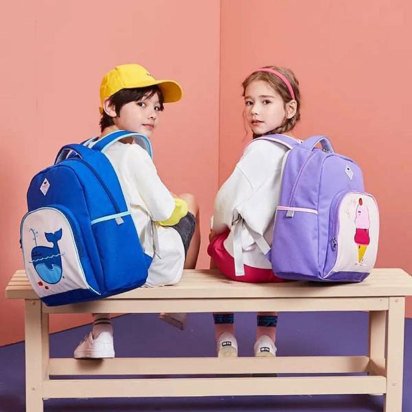 BEATRIX NEW YORK 經典刺繡國小防潑水護脊輕量書包.jpg