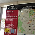 首里城站，出口就有指標告訴你往哪走