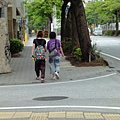 日本人很愛抽菸...這兩個小女生沿路也抽不停，燻死我了..