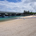陸橋下有個海灘，橋下的度假氛圍跟橋上的車水馬龍完全相反阿