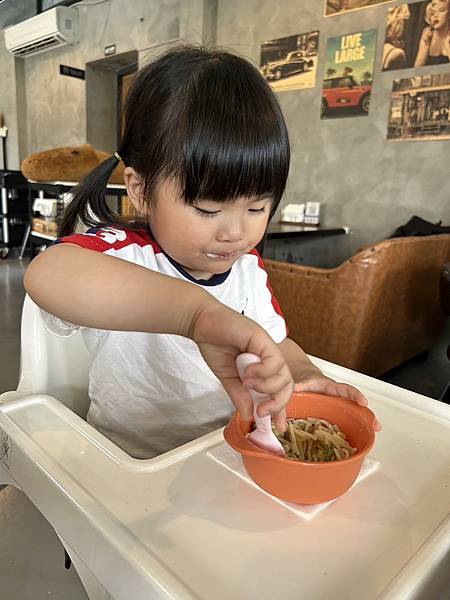 新北樹林｜紅磚園邸義式親子餐廳，水豚君、狐蒙小動物超可愛！