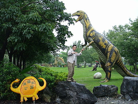 和恐龍握手