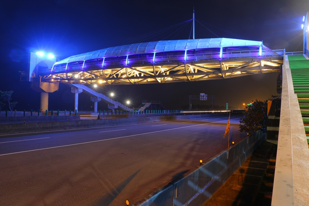 香山朝山曬船橋 海岸單車道的陸橋像是一艘保養中的漁船造型前衛如一艘倒置的漁船橋上可俯瞰溼地與夜景也是欣賞夕照的絕佳地點 旅人狂潮 Allen Go阿綸 旅人狂潮