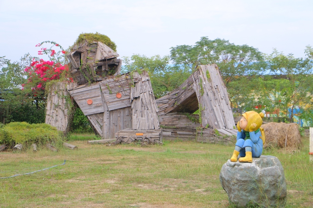 土溝農村美術館 優雅農夫藝文農場 一間沒有館的社區美術館超繽紛的用餐空間不少網美前來拍照打卡休憩空間與濕地生態結合裝置藝術在各個角落感受在地的藝術氣息 旅人狂潮 艾倫的玩拍札記 Go阿綸 旅人狂潮