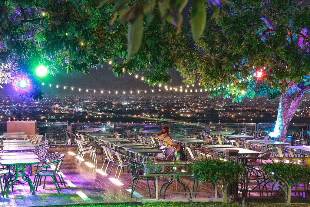 彰化銀河鐵道望景餐廳 彰化百萬夜景夢幻的空中花園俯瞰180度的環繞美景情侶約會好去處 彰化夜景餐廳 旅人狂潮 Allen Go阿綸 旅人狂潮