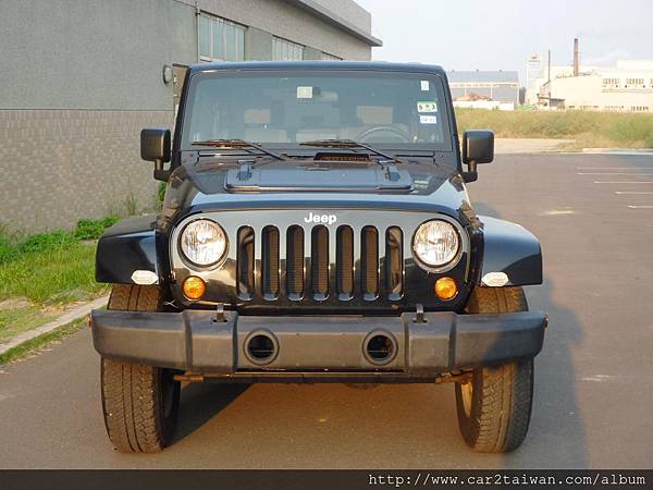 吉普JEEP WRANGLER  吉普JEEP WRANGLER的前身就是美國軍方在二次世界大戰時期招標設計的一款多用途小型軍用車,