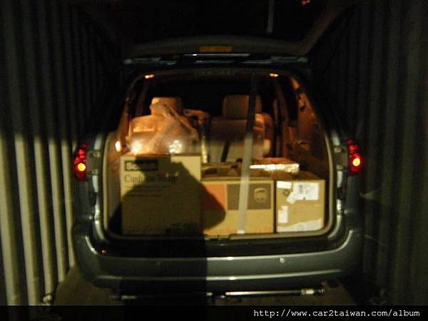 圖片中的車上裝滿行李也是常見的國際搬家運送方式之一,優點是價格便宜,缺點是可以運送行李比較少,大型家具沙發床墊電視都沒有辦法利用這種方式運送 圖片中的車上裝滿行李也是常見的國際搬家運送方式之一,優點是價格便宜,缺點是可以運送行李比較少,大型家具沙發床墊電視都沒有辦法利用這種方式運送