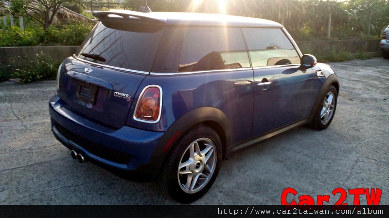 Mini Cooper S R56,不要以為Mini這種小車運回台灣不划算喔,Mini在台灣可是售價可是非常昂貴喔,這台藍色Mini cooper是王小姐在美國紐約留學生時候個人自用車,留學生畢業後回台工作,留學運車及代辦進口車這些繁瑣工作就交給Car2TW負責處理了,王小姐這台Mini cooper因為符合留學生條款運車規定,進口車關稅折舊可以減免5%,整體費用相關划算 Mini Cooper S R56,不要以為Mini這種小車運回台灣不划算喔,Mini在台灣可是售價可是非常昂貴喔,這台藍色Mini cooper是王小姐在美國紐約留學生時候個人自用車,留學生畢業後回台工作,留學運車及代辦進口車這些繁瑣工作就交給Car2TW負責處理了,王小姐這台Mini cooper因為符合留學生條款運車規定,進口車關稅折舊可以減免5%,整體費用相關划算