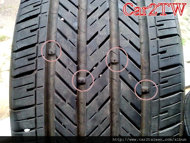 輪胎安全線(又稱輪胎指示線、輪胎磨耗指示、輪胎警戒線、胎紋安全線、輪胎指示塊、輪胎磨耗指示點等等) 輪胎安全線(又稱輪胎指示線、胎紋安全線、輪胎磨耗指示、輪胎警戒線、輪胎指示塊、輪胎磨耗指示點等等)