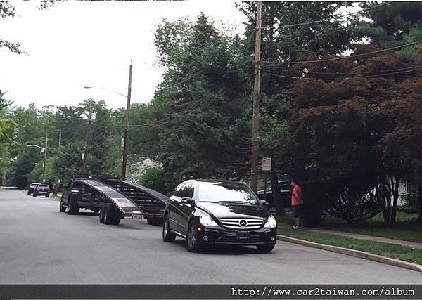 賓士R350拖車到加州洛杉磯準備汽車海運裝櫃報關出口運回台灣,美國加州汽車海運出口費用約為美金$500-$800元,另外還有出口報關費用、裝櫃及倉儲費用及港口稅等,從美國東岸紐約汽車海運運費約為$1500-$1900美金,汽車傳不會比較便宜,因為汽車船公司比較少,運費反而比較貴 賓士R350拖車到加州洛杉磯準備汽車海運裝櫃報關出口運回台灣,美國加州汽車海運出口費用約為美金$500-$800元,另外還有出口報關費用、裝櫃及倉儲費用及港口稅等,從美國東岸紐約汽車海運運費約為$1500-$1900美金,汽車傳不會比較便宜,因為汽車船公司比較少,運費反而比較貴