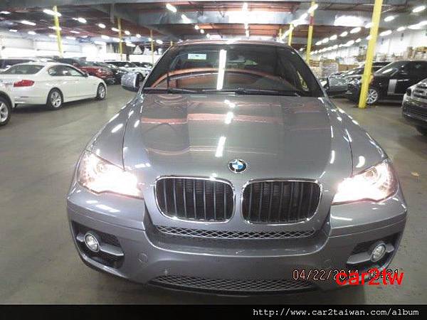 BMW X6準備要從美國紐約出口運車回台灣了,照片是Car2TW在美國紐約汽車出口倉庫,Car2TW在紐約港口有一個大倉庫專門做汽車海運出口,前兩年出口中國車輛非常多,這幾年幾乎都是出口到台灣,從紐約汽車海運船位有限,因為從紐約港出發去亞洲的船班不多,因此都要預先訂位才能有船位,有時候也會利用汽車船出口運回台灣,從紐約到台灣汽車船到的港口有基隆港、台中港及高雄港,通常在華盛頓特區DC或是紐約New York的汽車想要運回台灣都會從這個倉庫裝櫃海運出口 BMW X6準備要從美國紐約出口運車回台灣了,照片是Car2TW在美國紐約汽車出口倉庫,Car2TW在紐約港口有一個大倉庫專門做汽車海運出口,前兩年出口中國車輛非常多,這幾年幾乎都是出口到台灣,從紐約汽車海運船位有限,因為從紐約港出發去亞洲的船班不多,因此都要預先訂位才能有船位,有時候也會利用汽車船出口運回台灣,從紐約到台灣汽車船到的港口有基隆港、台中港及高雄港,通常在華盛頓特區DC或是紐約New York的汽車想要運回台灣都會從這個倉庫裝櫃海運出口