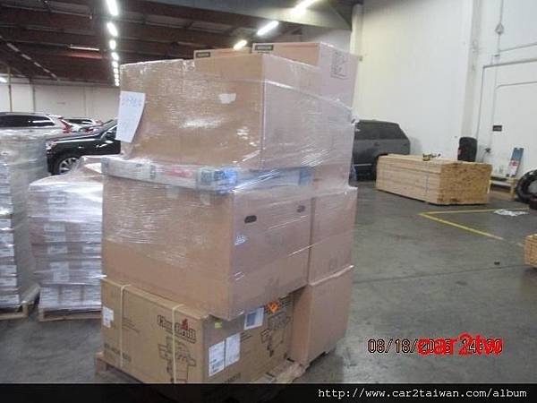 這次總共從美國運送20多個大小紙箱回台灣,這是國際搬家公司倉庫內行李家具裝上棧板Pallet上的照片,利用Pallet作為國際搬家運送工具的優點式安全方便,如果用人工搬運則容易產生外觀碰撞風險 這次總共從美國運送20多個大小紙箱回台灣,這是國際搬家公司倉庫內行李家具裝上棧板Pallet上的照片,利用Pallet作為國際搬家運送工具的優點式安全方便,如果用人工搬運則容易產生外觀碰撞風險