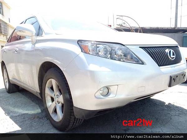 美國運車回台灣LEXUS RX350,這款LEXUS進口車當初運回台灣只花了台幣40幾萬費用,大家最擔心運車回台灣費用太高不划算?事實上,自用車如果符合留學生條款運車回台灣規定,可以減免汽車關稅及驗車費用,比起車商從美國買車運回台灣價格划算多了,但是留學生運車回台灣有規定兩年之內只能進口一台超過2萬美金的進口車,目的就是避免個人濫用留學生條款資格節省關稅,Car2TW提供進口車代辦服務歡迎諮詢 美國運車回台灣LEXUS RX350,這款LEXUS進口車當初運回台灣只花了台幣40幾萬費用,大家最擔心運車回台灣費用太高不划算?事實上,自用車如果符合留學生條款運車回台灣規定,可以減免汽車關稅及驗車費用,比起車商從美國買車運回台灣價格划算多了,但是留學生運車回台灣有規定兩年之內只能進口一台超過2萬美金的進口車,目的就是避免個人濫用留學生條款資格節省關稅,Car2TW提供進口車代辦服務歡迎諮詢