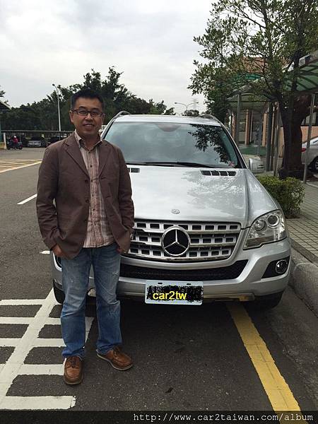 賓士 ML350從美國運車回台灣開心領牌交車照片,感謝推薦Car2TW代辦服務您的進口車賓士ML350,也感謝您對汽車海運過程中產生的損壞的諒解,汽車海運過程車子產生損壞,到底要算誰的責任呢?車主蕭小姐委託Car2TW將車子從美國運送回到台灣,沒想到汽車海運過程卻出現了很大的損傷,被告知的蕭小姐非常不解,好好的一台車為何能有如此大的損傷,車主無奈,難道要自己自認倒楣嗎? 賓士 ML350從美國運車回台灣開心領牌交車照片,感謝推薦Car2TW代辦服務您的進口車賓士ML350,也感謝您對汽車海運過程中產生的損壞的諒解,汽車海運過程車子產生損壞,到底要算誰的責任呢?車主蕭小姐委託Car2TW將車子從美國運送回到台灣,沒想到汽車海運過程卻出現了很大的損傷,被告知的蕭小姐非常不解,好好的一台車為何能有如此大的損傷,車主無奈,難道要自己自認倒楣嗎?