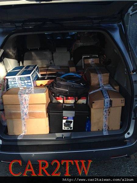 顧先生要從美國海運回台灣的車是鼎鼎有名的TOYOTA SIENNA,車內空間超~極~大,不拿來利用,也太可惜了吧,TOYOTA SIENNA的使用口碑很不錯,還真不少客戶從美國運回台灣使用,台灣目前還沒有代理(台灣目前已經有準備上市了),路邊看到的車多半是循平行輸入的方式運回來的喔,更多SIENNA的介紹請點我。顧先生的物品只是幾箱隨身物品若是單用貨櫃裝置,是浪費了新台幣,CAR2TW就是要幫客戶省錢,利用車內空間,就是一個好辦法喔,塞滿空間不做任何的浪費 顧先生要從美國海運回台灣的車是鼎鼎有名的TOYOTA SIENNA,車內空間超~極~大,不拿來利用,也太可惜了吧,TOYOTA SIENNA的使用口碑很不錯,還真不少客戶從美國運回台灣使用,台灣目前還沒有代理(台灣目前已經有準備上市了),路邊看到的車多半是循平行輸入的方式運回來的喔,更多SIENNA的介紹請點我。顧先生的物品只是幾箱隨身物品若是單用貨櫃裝置,是浪費了新台幣,CAR2TW就是要幫客戶省錢,利用車內空間,就是一個好辦法喔,塞滿空間不做任何的浪費