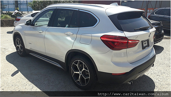 處女座的白小姐到店洽談時有提到~希望車輛回台可以請我們協助美容保養一下,  為了讓隔天領牌的白小姐開開心心的前來,舒舒服服的離開是我們對客戶們的忠旨,  所以車子到港第一天car2tw立馬請配合的保修廠協助做個大美容 白小姐 16年的 X1 X28i 進口回台