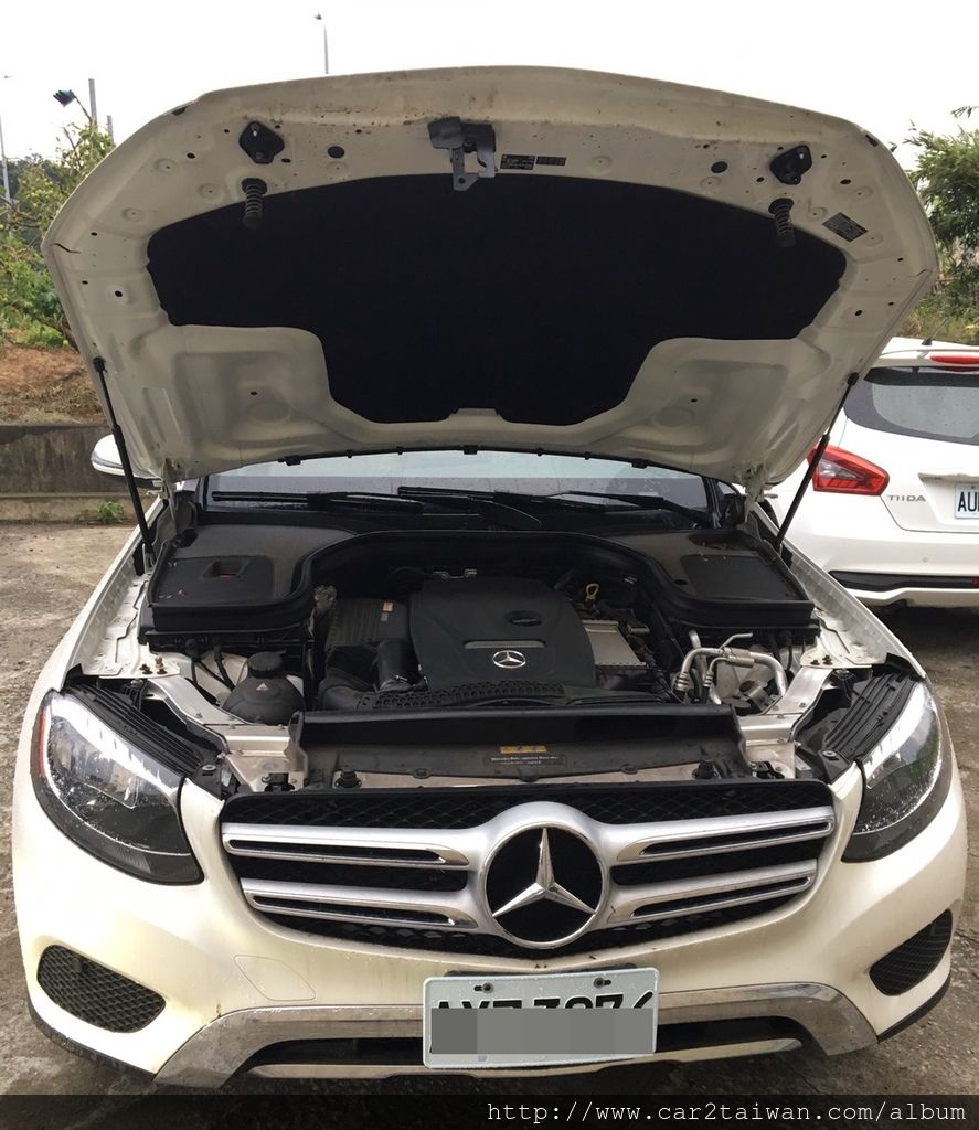 美規賓士GLC300規格及性能 車型:五人座SUV 車身尺寸﹙長×寬×高﹚ :4,657mm×1,890mm×1,640mm 軸距: 2,873mm 車重:1,735kg 排氣量:1,991c.c. 引擎形式:直列四汽缸Turbo引擎 最大馬力:245ps /5,500 rpm 最大扭力 370Nm /1,300-4,000rpm 傳動系統 9G-TRONIC自動變速 0-100km/h 6.5秒 美規賓士GLC300規格及性能 車型:五人座SUV 車身尺寸﹙長×寬×高﹚ :4,657mm×1,890mm×1,640mm 軸距: 2,873mm 車重:1,735kg 排氣量:1,991c.c. 引擎形式:直列四汽缸Turbo引擎 最大馬力:245ps /5,500 rpm 最大扭力 370Nm /1,300-4,000rpm 傳動系統 9G-TRONIC自動變速 0-100km/h 6.5秒