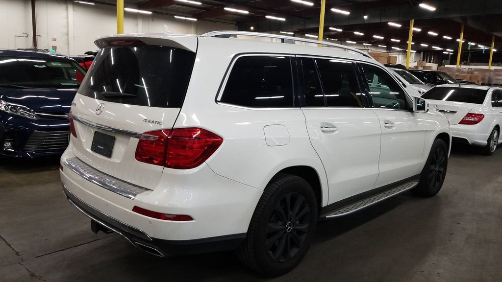 圖為周大哥的2016 BENZ GL450 4MATIC裝櫃出口前照片 圖為周大哥的2016 BENZ GL450 4MATIC裝櫃出口前照片