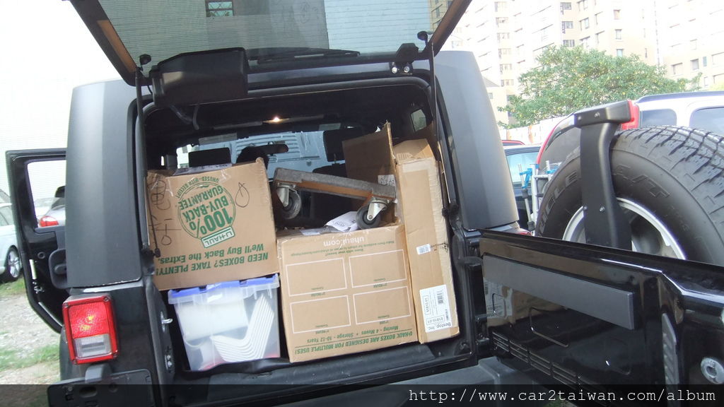 吉普JEEP WRANGLER 齒輪空間後部載貨區下有儲藏箱加上可折疊翻倒的後座充足了儲物空間