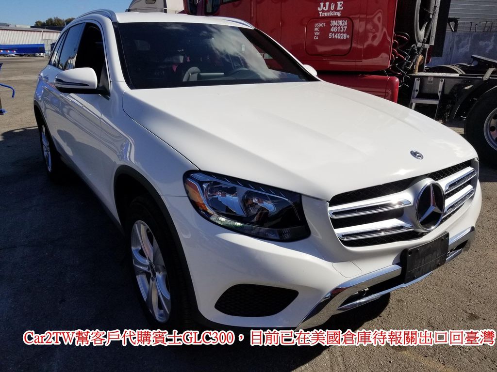 Car2TW幫客戶代購的外匯車賓士BENZ GLC300，目前已在美國倉庫，待出口報關裝櫃船運回臺灣。這台賓士外匯車GLC300價格要多少錢呢？GLC300中古市場行情價格要多少呢？GLC300價格介於140-250萬左右，為什麼差距這麼大呢？因為越新越貴，配備越多越貴，里程數越低也越貴，Car2TW協助客戶從美國買車運回台灣外匯車代購服務，想買價格便宜外匯車GLC300？沒問題，想買里程數超低外匯車GLC300？沒問題，但是絕對沒有又便宜里程數又低配備又好的外匯車賓士GLC300/GLC250喔。