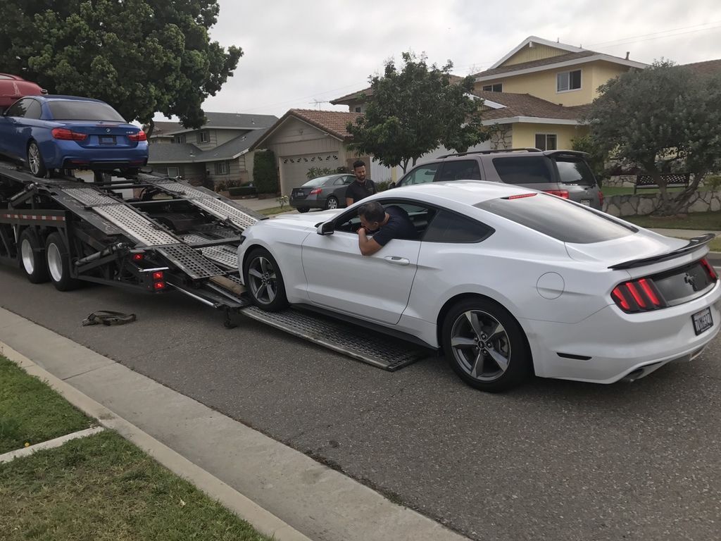 福特野馬跑車準備上拖車從美國紐約運車到台灣新竹，張先生這台白色福特野馬跑車跟隨他在紐約大學留學生度過四年時間，現在留學生畢業了，決定帶著家當行李從紐約海運汽車回台灣新竹，恭喜張先升學成返台，這台福特野馬跑車因為張先生留學生身分符合留學生條款運車到台灣規定，所以三年中古車價格可以折舊50%，回台灣關稅只要繳交30萬台幣，真是非常省錢便宜，另外驗車費用也可以減免，詳細請參閱Car2TW外匯車網站，Car2TW提供進口車代辦服務，歡迎諮詢