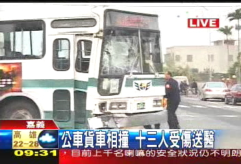 公車貨車對撞　13輕傷送醫 1